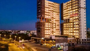 Een modern hotel met meerdere verdiepingen, een opvallende ingang en een goed verlichte gevel.
