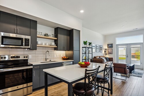 Stylish 1BR APT with City Skyline Views