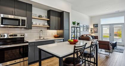 Stylish 1BR APT with City Skyline Views