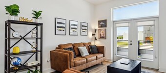 Stylish 1BR APT with City Skyline Views