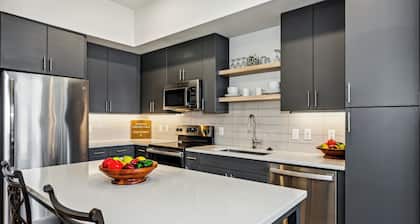 Stylish 1BR APT with City Skyline Views