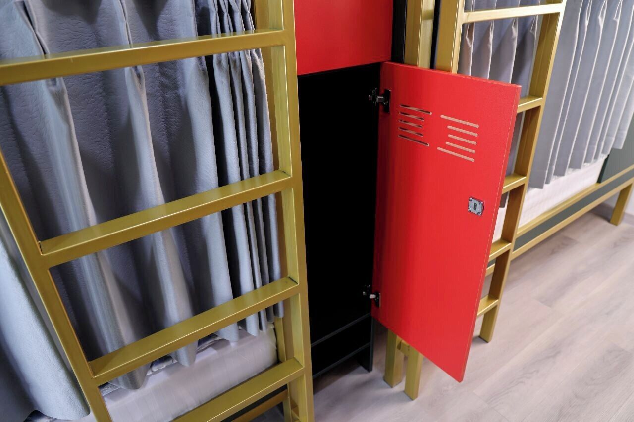 Ein Zimmer mit Bett, Kleiderschrank und Tür.
