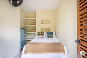 6 bedrooms, iron/ironing board, WiFi, bed sheets