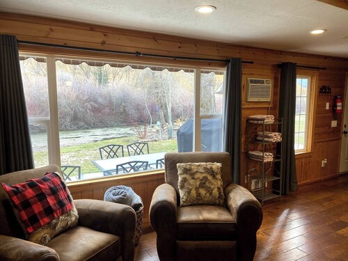 Cozy 1-bedroom Mountain Cabin on the River