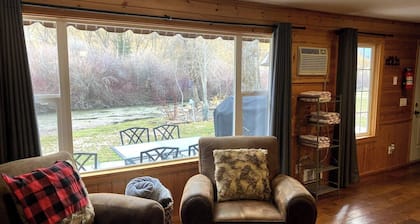 Cozy 1-bedroom Mountain Cabin on the River
