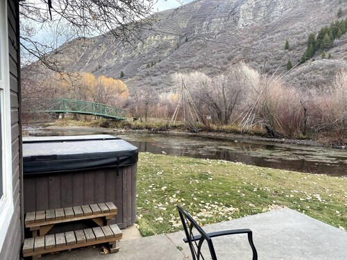Cozy 1-bedroom Mountain Cabin on the River