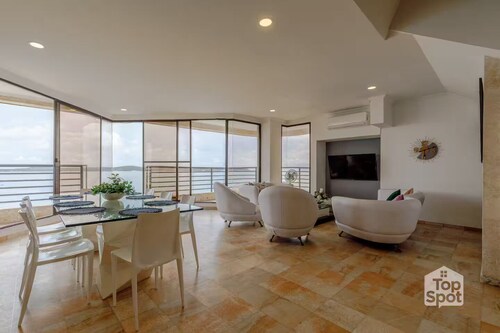 Oceanfront 4Bdr Triplex PH with Amazing Views!