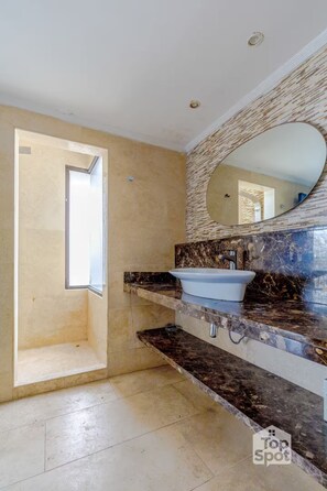 Regadera, toallas, jabón, papel de baño 