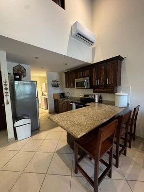 Private kitchen - El Gordos Tropical Oasis w/ Pool & Near 7 Beaches” (Matapalo)