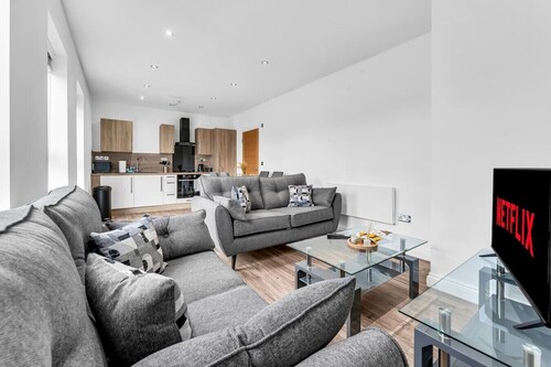 Modern 2‑Bed Apt | Contractor Friendly | Parking