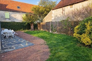 Outdoor dining - La Joli Maison - Les Chesneaux (Loches)