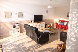 TV, books - La Joli Maison - Les Chesneaux (Loches)
