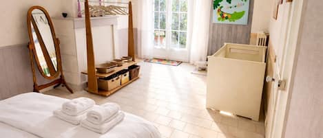 3 habitaciones, escritorio, tabla de planchar con plancha y internet