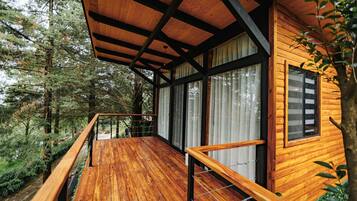 Habitación doble de lujo, 1 cama matrimonial, vista a la ciudad | Terraza o patio