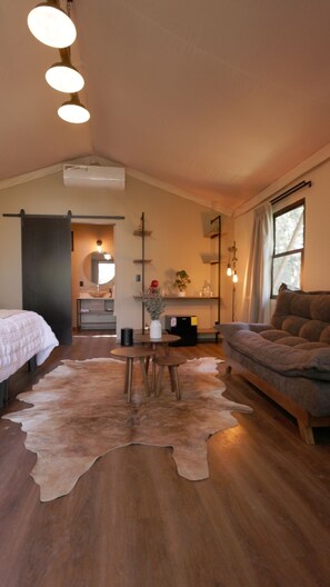 Luxus négyágyas szoba, 1 king (extra méretű) franciaágy és egy kinyitható kanapé | Nappalirész