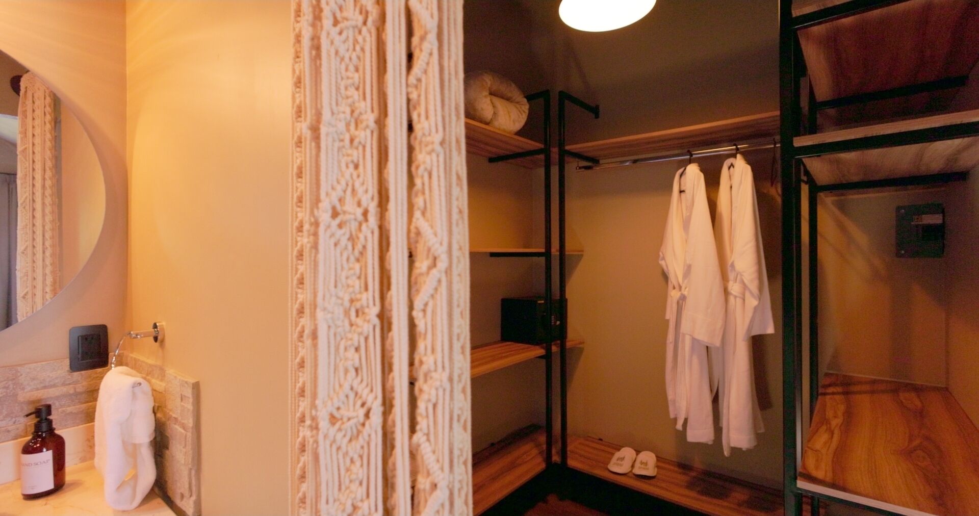 Habitación cuádruple de lujo, 1 cama King size y sofá cama, vista a la ciudad | Interior