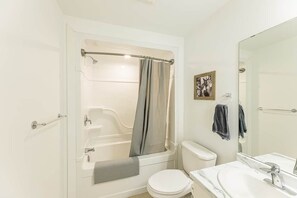 Towels - Red Sand Roost in Stratford (Stratford)