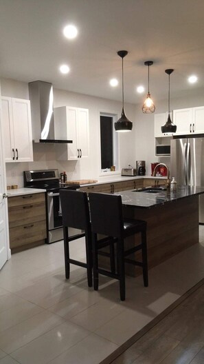 Private kitchen - Waterfront cottage - Ideal for families and groups (Saint-Gabriel-de-Valcartier)