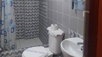 Comfort Triple Room, Courtyard View | Bathroom