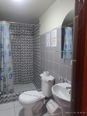 Bathroom - HOTEL SAN ANTONIO  (Puno)