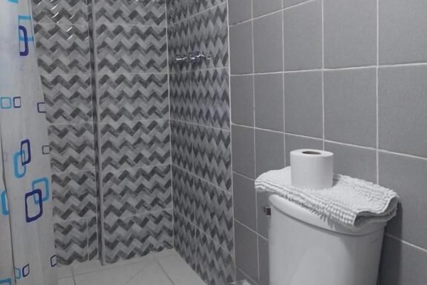 Ducha, artículos de higiene personal gratuitos y secador de pelo