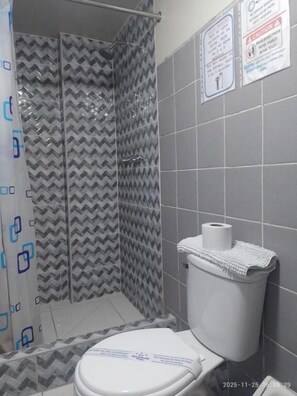 Shower, free toiletries, hair dryer, towels - HOTEL SAN ANTONIO  (Puno)