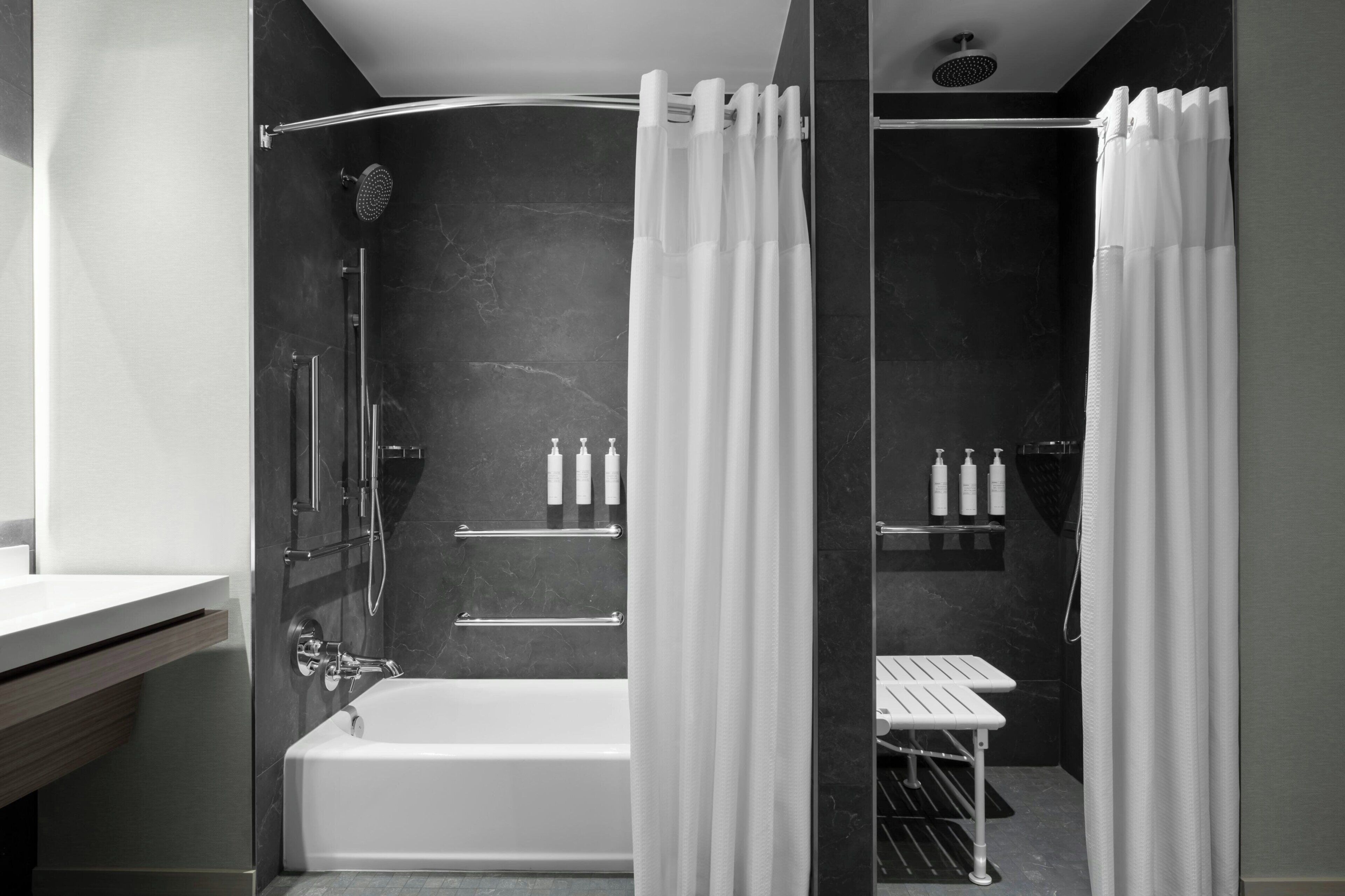 Un bagno moderno con vasca, doccia e cabina doccia in vetro.