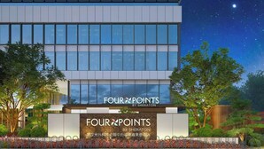 Un bâtiment moderne sur lequel on peut lire l’inscription « FOUR POINTS BY SHERATON ».
