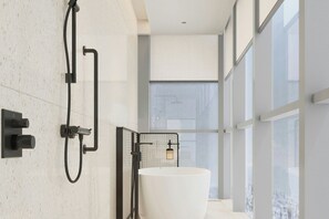 Chambre, 1 très grand lit, vue ville | Salle de bain