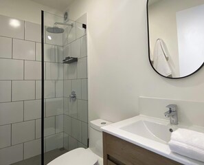 Shower, towels, shampoo - w* | Modern & Cozy 2BR w/ Balcony in Miraflores (Miraflores)