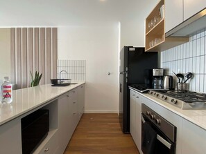 Refrigerador, microondas, horno y parrilla de estufa 