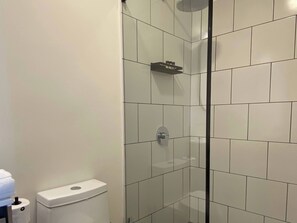 Shower, towels, shampoo - w* | Modern & Cozy 2BR w/ Balcony in Miraflores (Miraflores)
