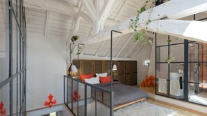 Un dormitorio con cama, ventana y escalera.
