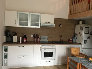 Réfrigérateur, four à micro-ondes, un four, surface de cuisson