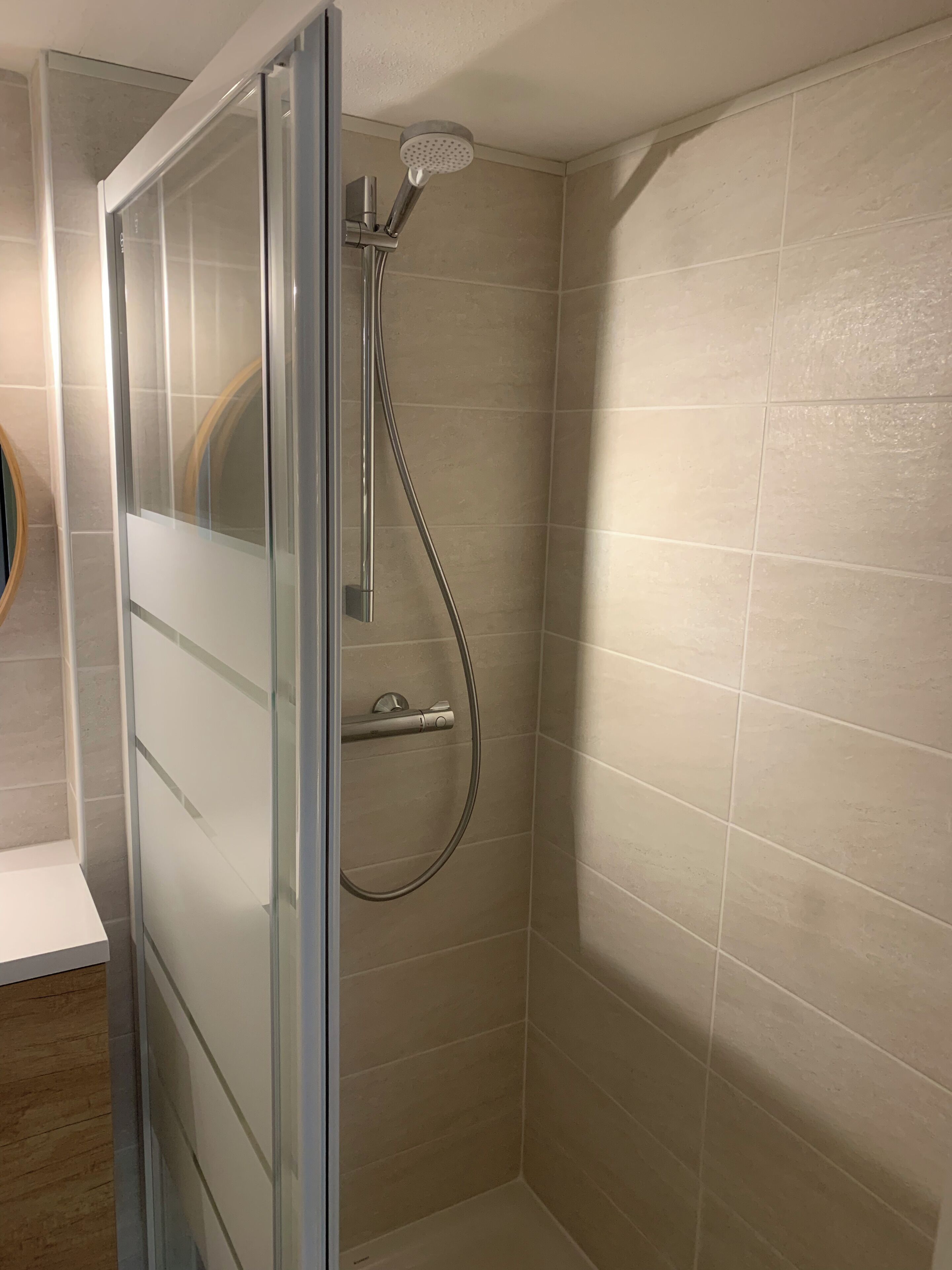 Dusche, Haartrockner, Toilettenpapier