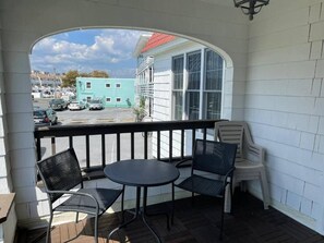 Property grounds - 3-bedroom house in charming Ocean City with AC for relaxing stays (Ocean City)