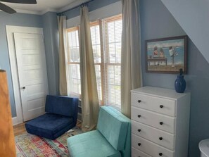 Living area - 3-bedroom house in charming Ocean City with AC for relaxing stays (Ocean City)