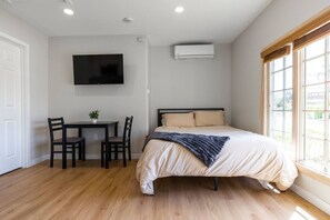 Escrivaninha, Wi-Fi, roupa de cama