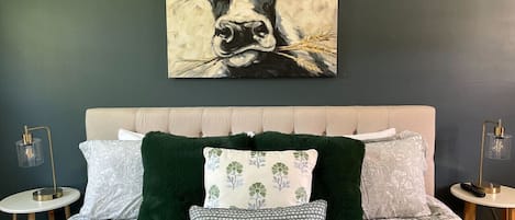 1 habitación, escritorio, tabla de planchar con plancha y cuna de viaje