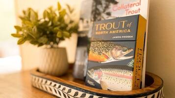 Un libro titulado 'Trout of North America' de James Prosek sobre un atril de madera.