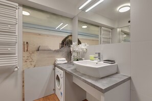 Comfort apartman, erkély | Fürdőszoba | Hajszárító, törölközők, szappan és toalettpapír