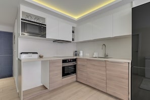 Căn hộ tiện nghi đơn giản, ban công | Bếp riêng