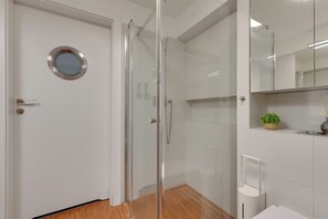 Apartament Comfort, balcó | Bany | Assecador de cabells, tovalloles, sabó i paper higiènic 