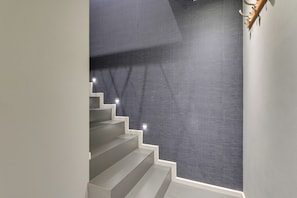 Căn hộ tiện nghi đơn giản, ban công | Nội thất