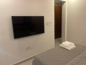 2 bedrooms, iron/ironing board, WiFi, bed sheets - Yaba PentHouse Apt 2B2B with Security and Lift and Generator (Lagos)