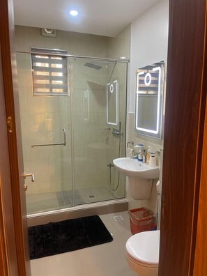 Shower - Yaba PentHouse Apt 2B2B with Security and Lift and Generator (Lagos)