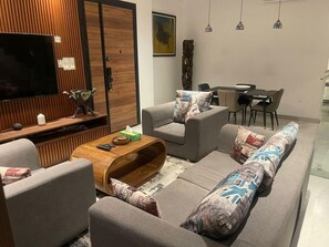 TV - Yaba PentHouse Apt 2B2B with Security and Lift and Generator (Lagos)