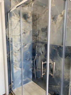 Deluxe Double Room, Balcony, City View | Bathroom - Mare Suite (Palermo)