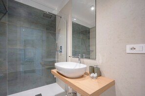 Bathroom - Room 'La Dimora Del Conte 303' with Balcony and Wi-Fi (Conversano)