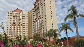 Un hotel de gran altura con varios pisos y un atrio central.